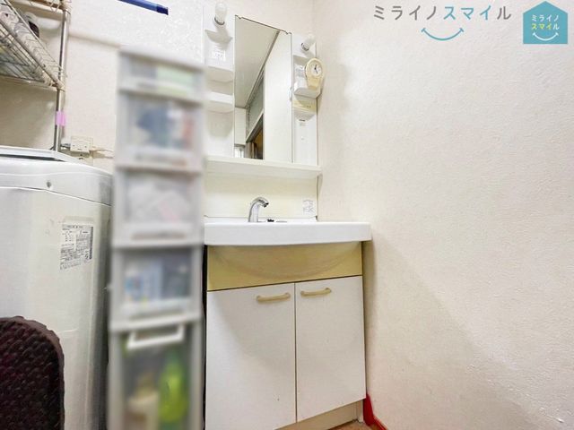シンプルで無駄のないおしゃれな洗面台♪蛇口が上から出ているので水垢もつきにくく掃除も楽ちん!