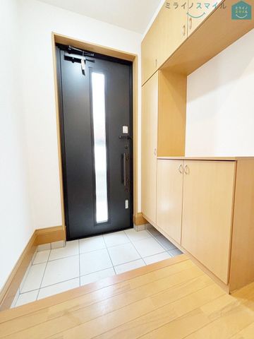 ゆったりとした玄関で、靴の脱ぎ履きも楽々です！シューズボックス付きで玄関がいつもきれいな状態を保てます♪
