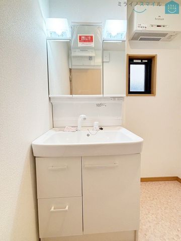 シンプルで無駄のない洗面スペース♪窓があるので湿気がこもらず快適◎