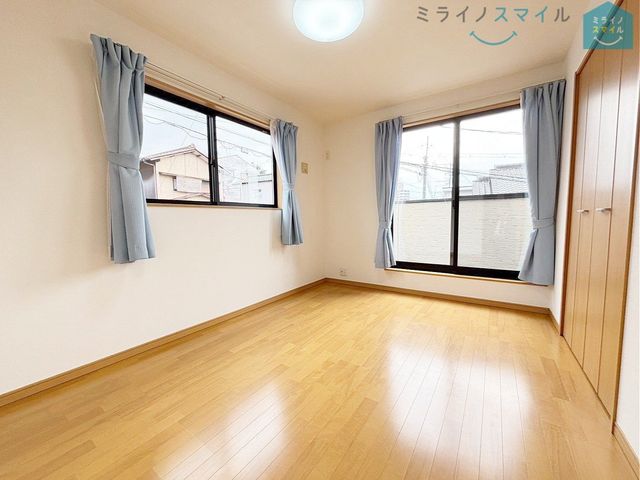 バルコニーに面した明るい洋室です！木の温もりがやさしいフローリングの落ち着くお部屋♪