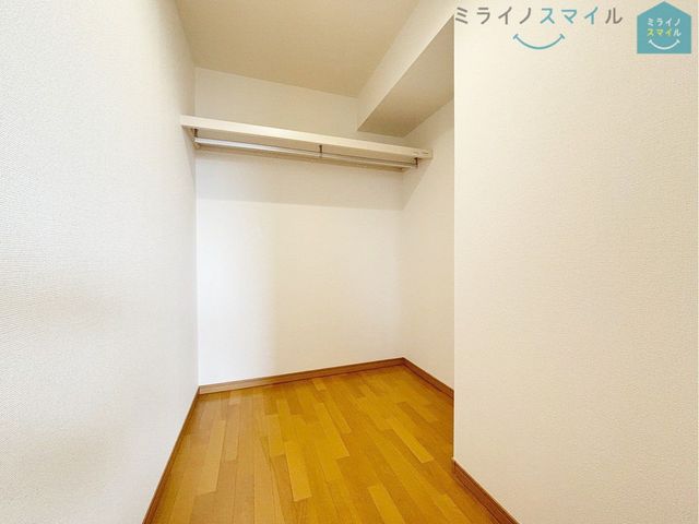 収納力が魅力のウォークインクローゼット付きです！お洋服をまとめておけるので、朝の服選びの時間の短縮にも◎広いスペースがあることで通気性を確保し、カビなども防止できます♪