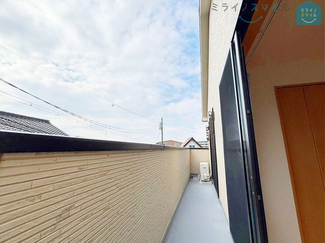 陽当りの良いバルコニーは物干しセットを追加してたくさんのお洗濯物が干せるのが魅力です！