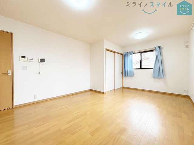 家族が自然に集まる広さ！大画面ＴＶも余裕で配置できます♪インテリアプランの考察はかどるワイドなリビングです♪