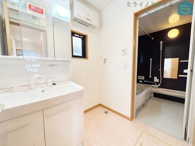 シンプルで無駄のないおしゃれな洗面台♪蛇口が上から出ているので水垢もつきにくく掃除も楽ちん！