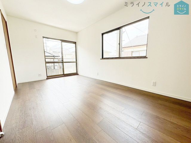 バルコニーに面した明るい洋室です♪太陽の光がたくさん入り気持ちが良いですね!