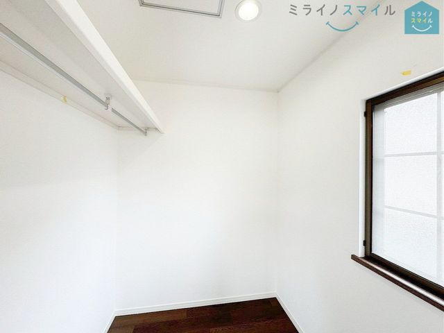 嬉しいウォークインクローゼット付き!収納豊富で片付けもしやすいですね!お部屋を広々と使えます。