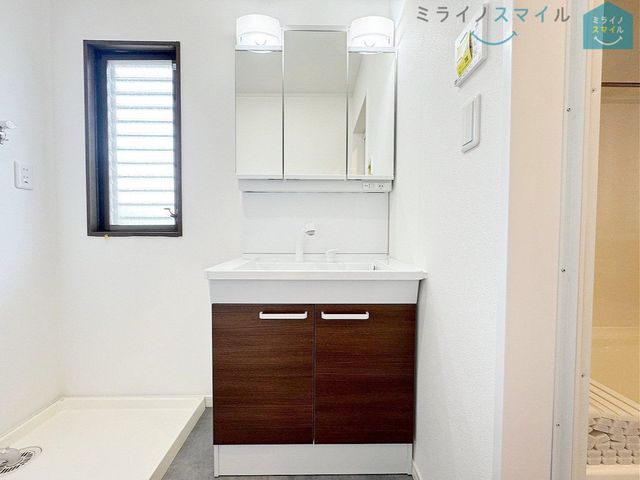 シンプルで無駄のない洗面スペース♪窓があるので湿気がこもらず快適◎