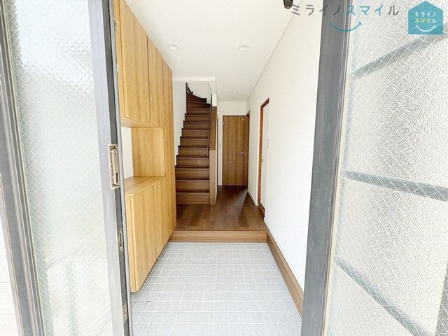 シンプルなデザインですっきりとした玄関。大容量のシューズボックスで家族の靴の収納に困りません♪