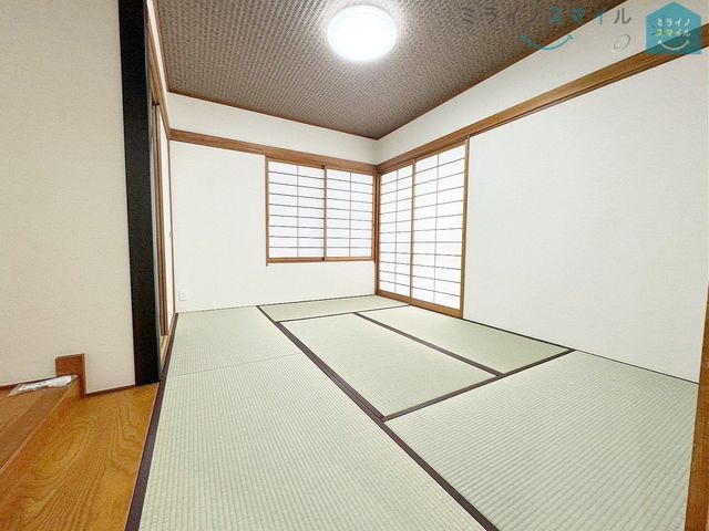 6.0帖の和室です。畳の香りが心地よいですね♪