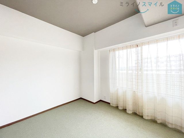 バルコニーに面した明るい洋室です！木の温もりがやさしいフローリングの落ち着くお部屋♪