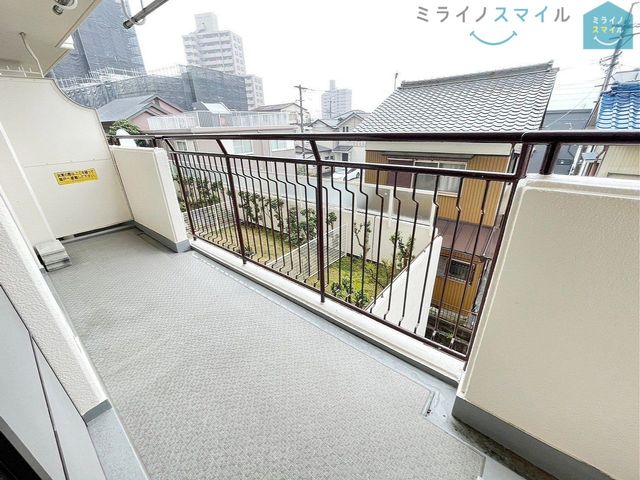 陽当りの良いバルコニーは物干しセットを追加してたくさんのお洗濯物が干せるのが魅力です！