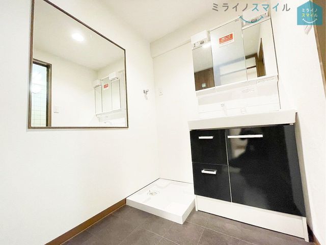 洗面横には大きな鏡がございます♪身支度のチェックもしやすいですね◎