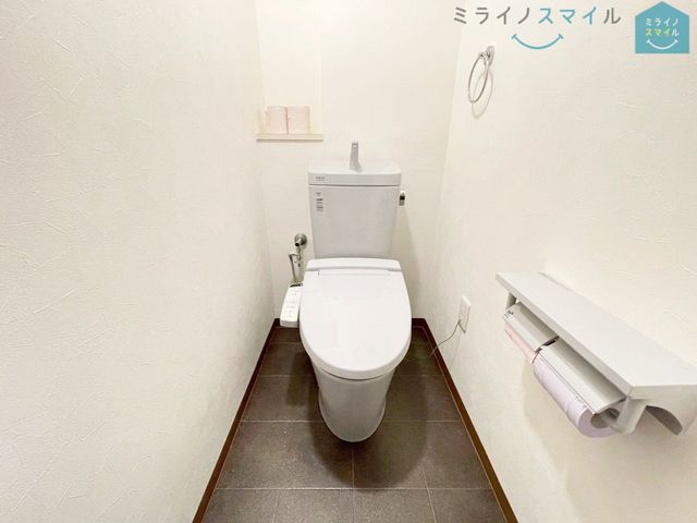 白を基調とした清潔感のあるシンプルで使いやすい高性能トイレです♪