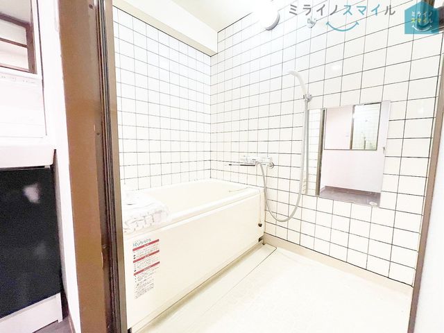 ゆったり足の延ばせる浴槽で一日の疲れを癒すバスタイムを実現！冬に嬉しい追い焚き機能付きでいつでも適温のお風呂に入れます♪