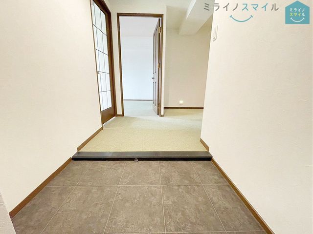 段差が低く足の上がりにくい方や小さなお子さまにも安心のシックな玄関です♪掃除のしやすい大きめタイルもＧＯＯＤ！