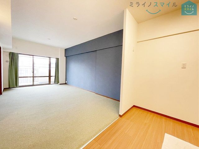 リビングは家族が自然に集まる広さ！大画面ＴＶも余裕で配置できます♪インテリアプランの考察はかどるリビングです♪