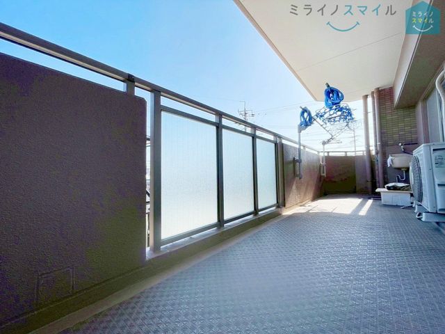陽当りの良いバルコニーは物干しセットを追加してたくさんのお洗濯物が干せるのが魅力です!