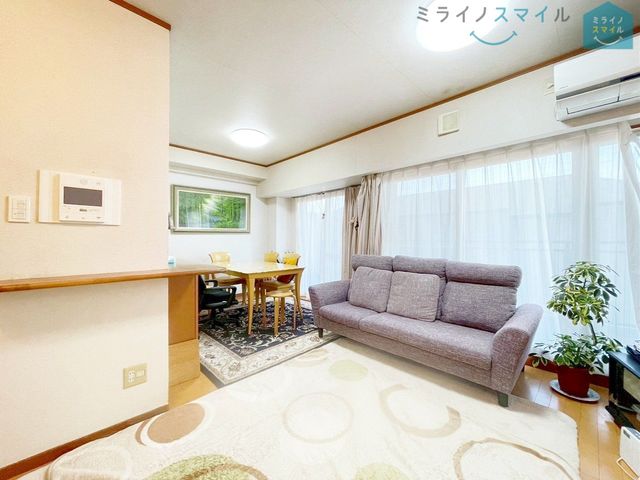 家族が自然に集まる広さ!大画面TVも余裕で配置できます♪インテリアプランの考察はかどるワイドなリビングです♪