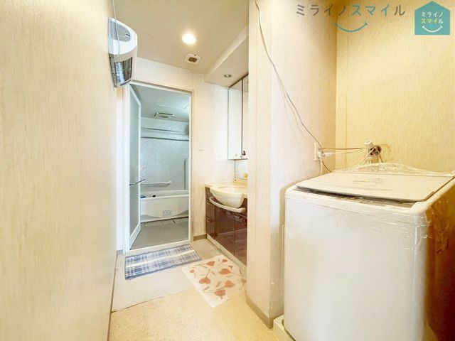 シンプルで無駄のないおしゃれな洗面台♪蛇口が上から出ているので水垢もつきにくく掃除も楽ちん!