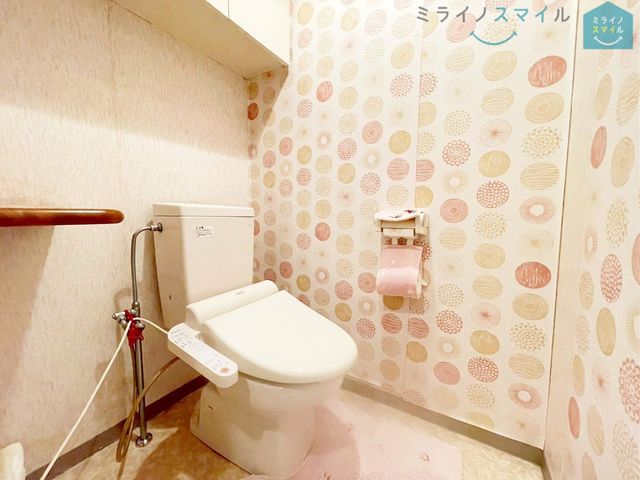 白を基調とした清潔感のあるシンプルで使いやすい高性能トイレです♪