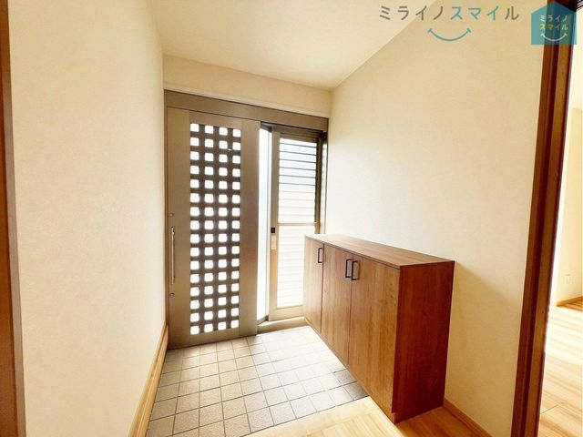 ゆったりとした玄関で、靴の脱ぎ履きも楽々です！シューズボックス付きで玄関がいつもきれいな状態を保てます♪