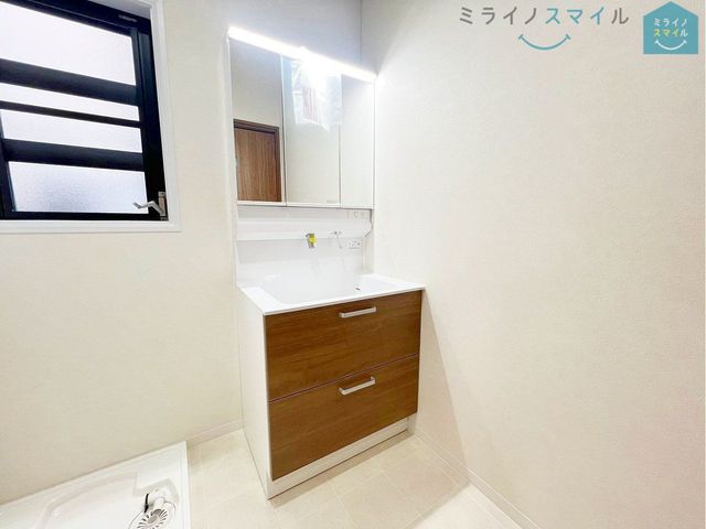 シンプルで無駄のない洗面スペース♪窓があるので湿気がこもらず快適◎