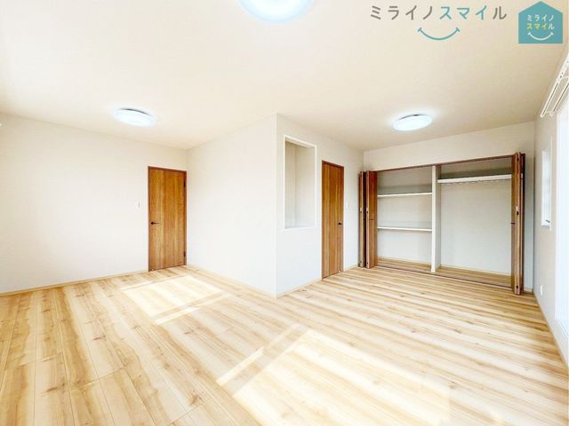 バルコニーに面した明るい洋室です！木の温もりがやさしいフローリングの落ち着くお部屋♪