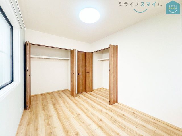 頭棚とハンガーラックが標準装備のクローゼットは洋服をキレイに収納できます♪