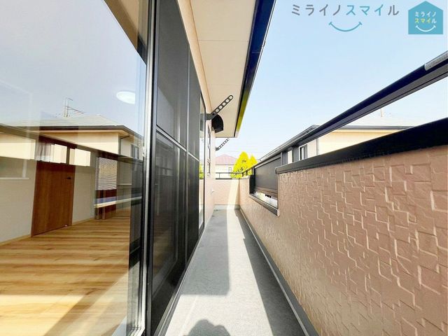 陽当りの良いバルコニーは物干しセットを追加してたくさんのお洗濯物が干せるのが魅力です！