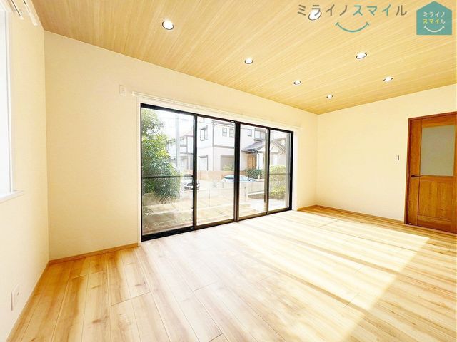 家族が自然に集まる広さ！大画面ＴＶも余裕で配置できます♪インテリアプランの考察はかどるワイドなリビングです♪