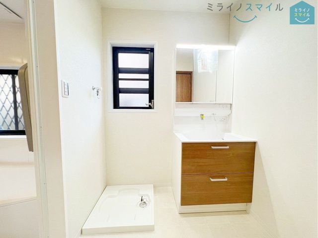 シンプルで無駄のないおしゃれな洗面台♪蛇口が上から出ているので水垢もつきにくく掃除も楽ちん！