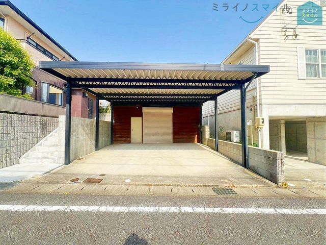 大切な愛車を駐車するカースペースは3台分確保できます♪ カーポート付きです♪