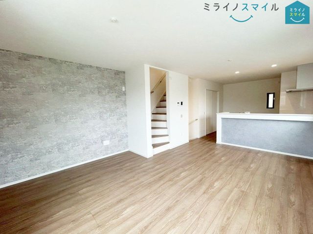 家族のコミュニケーションが増えるリビング階段を採用！ご家族の帰宅・外出が把握しやすく、視覚的にもリビングを開放的に演出してくれます♪