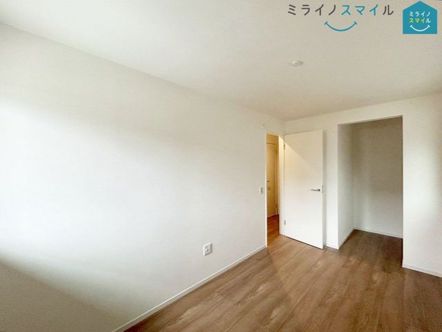季節ごとの入れ替え不要の頼もしいウォークインクローゼット付き！一部屋に集めて収納できるので必要な物をすぐに見つけられます♪