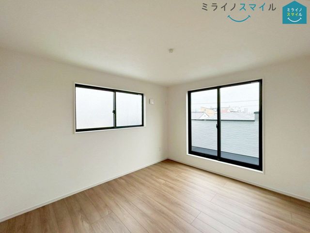 バルコニーに面した明るい7.0帖の洋室です！木の温もりがやさしいフローリングの落ち着くお部屋♪