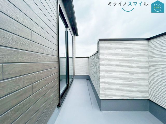 南向きで陽当りの良いバルコニーは物干しセットを追加してたくさんのお洗濯物が干せるのが魅力です！