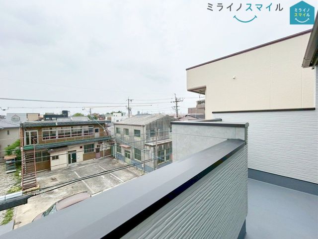 屋根がなく開放感があり、日当たりも良好なのでお洗濯物がよく乾きます♪