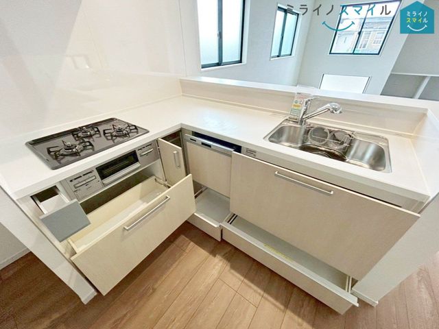 動線が短く作られており、手早く作業ができるＬ型キッチン！コーナーにスパイス類を置いて使い勝手◎デッドスペースもなくせます♪