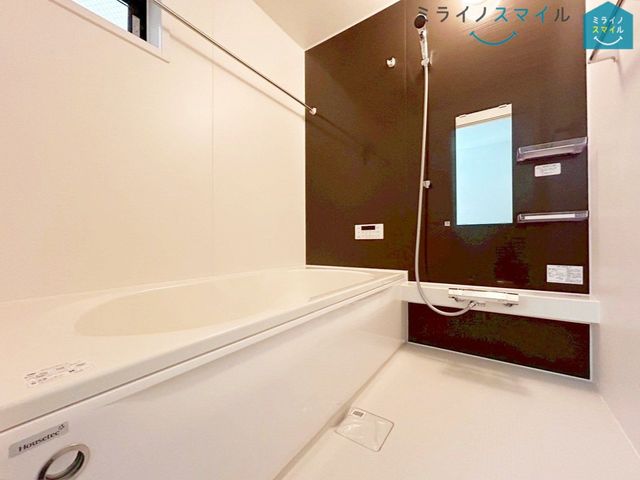 ゆったり足が伸ばせる浴槽で、毎日の疲れを癒やすバスタイムを実現！浴室乾燥機付きで、夜にお洗濯をする方でもスッキリ乾かせます♪