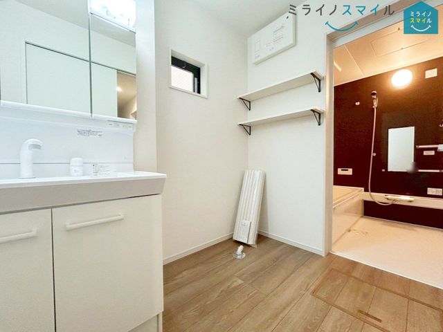 洗面台横にランドリーコーナーもゆったり！ドラム式も置ける余裕のある脱衣所です♪