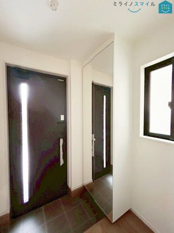 外出前に身だしなみチェックができる玄関ミラー付きです♪鏡の反射で玄関の拡張効果もございます！