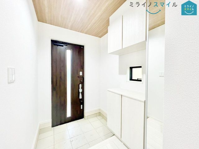 ゆったりとした玄関で、靴の脱ぎ履きも楽々です！シューズボックス付きで玄関がいつもきれいな状態を保てます♪