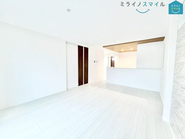 ナチュラルな木目質の床から木のぬくもりを感じられる広々とした16.0帖のリビングルームです♪
