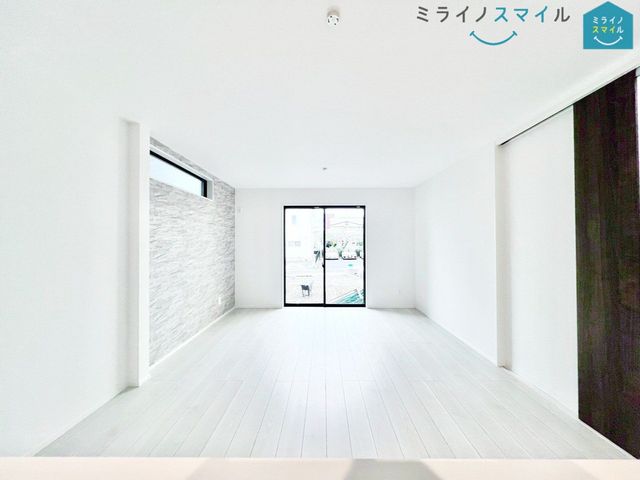 開放感と採光にこだわった16.0帖のリビングです！たっぷりの陽差しと心地よい風が舞い込む快適な住まいを叶えます♪