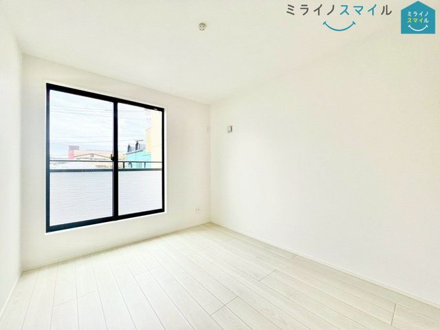 バルコニーに面した明るい洋室です！木の温もりがやさしいフローリングの落ち着くお部屋♪