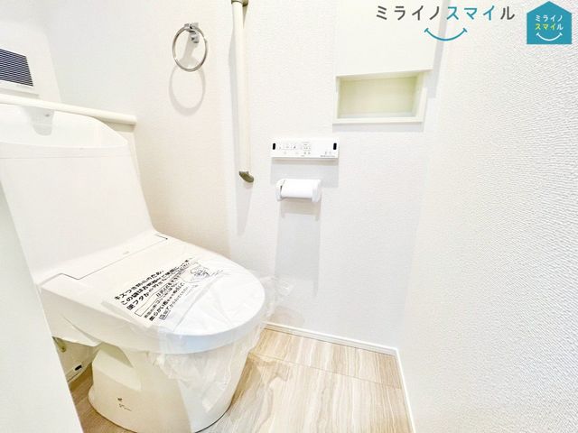 白を基調とした清潔感のあるシンプルで使いやすい高性能トイレです♪