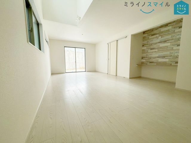 20.5帖の広々とくつろげるリビングです。家具の配置を楽しむだけでなく、家族の団欒の場所になります♪