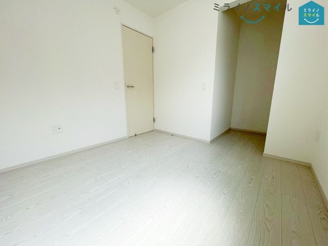 収納力が魅力のウォークインクローゼット付きです！お洋服をまとめておけるので、朝の服選びの時間の短縮にも◎広いスペースがあることで通気性を確保し、カビなども防止できます♪