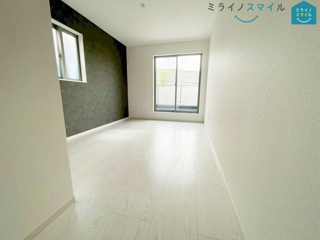 バルコニーに面した明るい7.1帖の洋室です！木の温もりがやさしいフローリングの落ち着くお部屋♪