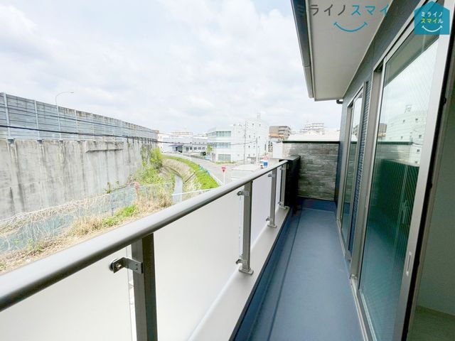 スペースが広く、多目的に利用できるルーフバルコニーです！屋根がなく開放感があり、日当たりも良好なのでお洗濯物がよく乾きます♪